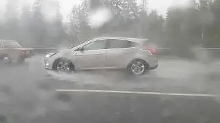 Машина на скорости в Ливень
