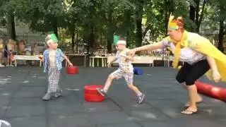 Малыши с яблочком