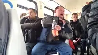 Мужик возвращается домой с вахты ...