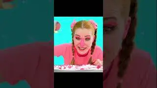 Розовая конфетная пицца