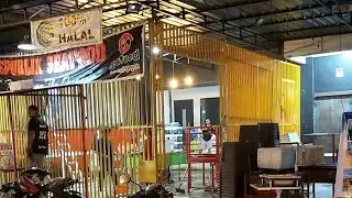 Warung makan paling ramai pengunjung di kota sorong samping dealer mobil bosowa ( Republik seafood )
