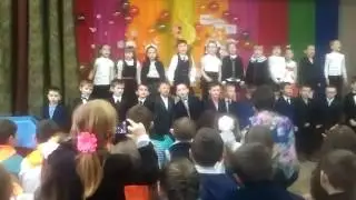 Первоклассники поют песню мамам