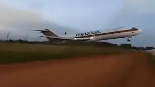 Este avión despegó MUY TARDE.