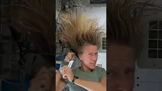 Lavando cabelo no espaço 🤯