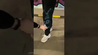 Что творит этот чел?