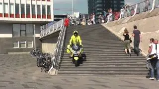 SPECIAL!! AmbulanceMotor Rijd Trap af! (Wereldhavendagen 2012 Demo)