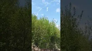 ПВО перехватило 2 ракеты , в конце видео слышно хлопок 