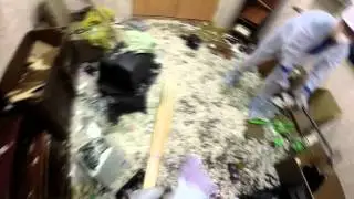 Они резали ножом подушки!