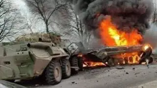 Regardez des véhicules blindés russes écrasés sur la route en Ukraine