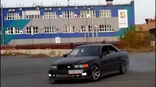 Чайзер Турер В, на парковке