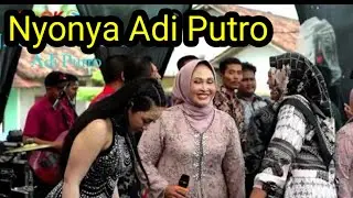 Nyonya Adi Putro