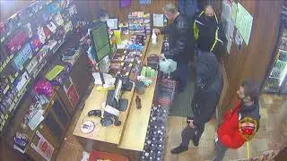 Покупатель украл под камерой наблюдения забытую на кассе сумку