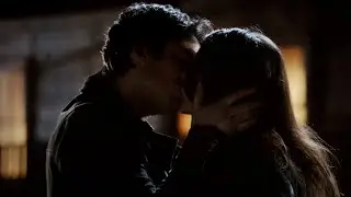 TVD 5x20 - Damon kisses Elena. 