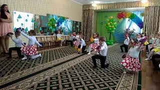 Танец с бумажными цветами