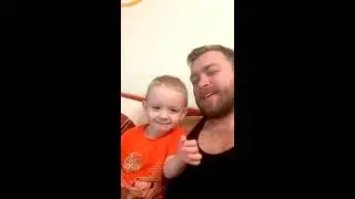Мальчик КЛАССНО поёт в свой 1 годик!