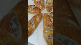 Булочки с мясом испёк для семьи