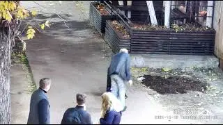 Мужчина с портативной колонкой развлекает толпу