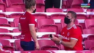 HOMEM PEDE MULHER EM CASAMENTO NO JOGO DO INTERNACIONAL X RB BRAGANTINO (ESTAVAM NO ESTÁDIO)