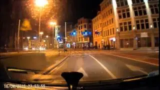 Wrocław - Piesi przechodzą na czerwonym w centrum miasta.
