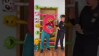 Funny Balloon door - Giant Hubba Bubba vs little 002 