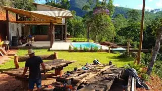 Ele está construindo a chácara sozinho