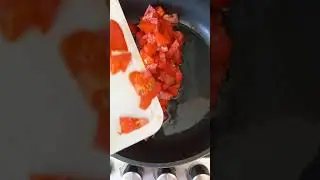 Яичница с помидорами-это бомба