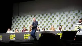 Graham McTavish danza durante il panel di Outlander - SDCC 2017