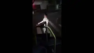 Video completo homem ZUMBI batendo cabeça em onibus