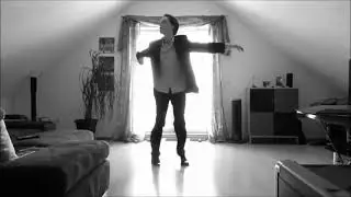 Парень классно танцует shuffle (шаффл) под Голубую Луну Моисеева