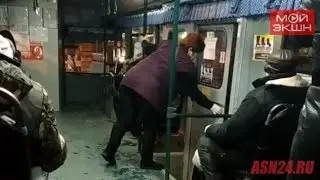 Кондуктор в автобусе вынуждена выполнять роль швейцара