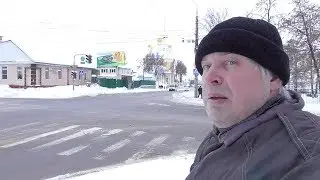 Человек в городе на перекрёстке