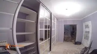 Белый встроенный шкаф купе с раскладкой на зеркале. Мебель в загородный дом.