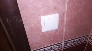 Прокладка дополнительных розеток в ванну и кухню с помощью кабель канала.  #электромонтаж #псков