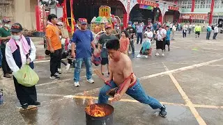 ［乩身持香淨臉 阿嬷太子持火尖槍 女濟公師父持法扇 神輿 參禮］四湖尤福宮往麻豆代天府進香