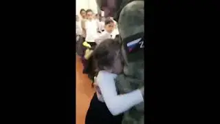 Отец вернулся с СВО и сразу зашёл к дочурке в школу❤