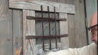 Пучков прячется в туалете.