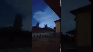 Вспышки молнии в ночном небе