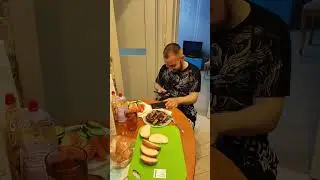 Сракой сломал стул 😱🤣😅#shorts