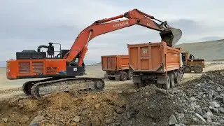 Hıtachı Zaxıs490LCH Excavator Trucks Loading