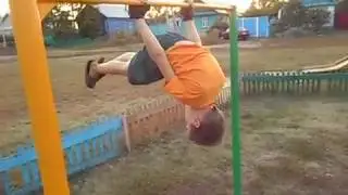 Роман. Мальчик 10 лет показывает элементы на турнике. Младший. (Ч.2)