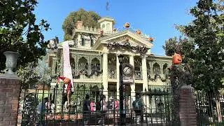 Haunted Mansion Holiday 2024 [Full Ride Through] | Disneyland Park
