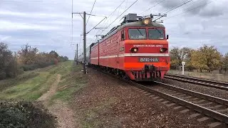 Электровоз ВЛ10 - 1414 с пассажирским поездом Москва - Симферополь следует через 1450 км