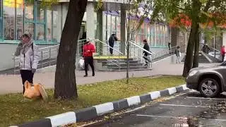 Неадекватный паникёр l пранк - что то падает с неба