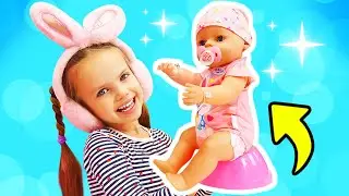Maya desempaqueta la caja con Baby Born. Las aventuras de bebés