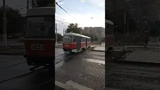 Tatra T3SU, б/н 5824 маршрут №13 отправляется с остановки улица Маршала Ерёменко