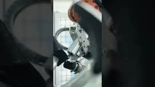 Один из ключевых этапов производства обуви - шершевание затянутой заготовки роботом.