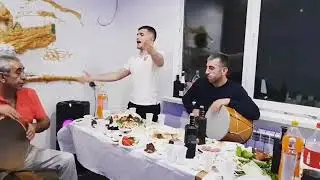 Армянин поет за столом /ARMENIA /HAYASTAN /EREVAN