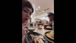 Naghahap ng makainan 😋