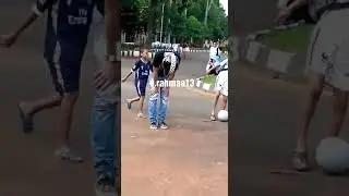 Main bola pake helm :D