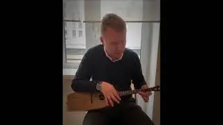 Удмурт поёт на осетинском языке.Мой ученик Владимир из Петербурга.Текст песни выучил самостоятельно.